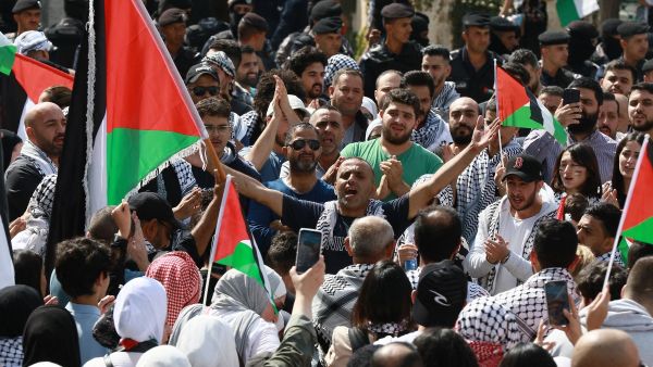 تظاهرات غاضبة وحداد في دول عربية عدة بعد مجزر المستشفى بغزة