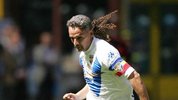 Brescia's captain Roberto Baggio kicks the ball during their Italian Serie A football match against AC Milan at San Siro stadium in Milan, 16 May 2004. For the season's last match, AC Milan celebrates its Italy's 17th champions title as Brescia's Roberto Baggio plays his final match before hanging up his boots. AFP PHOTO/Carlo BARONCINI (Photo by CARLO BARONCINI / AFP)