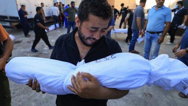 غزة اصبحت "مقبرة اطفال".. حصيلة حرب اسرائيل على القطاع ترتفع الى 8525 شهيدا
