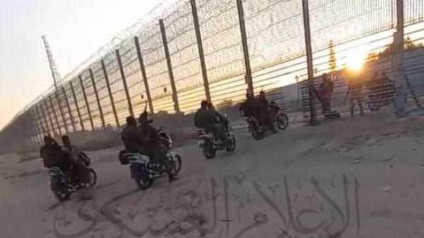 مقاومون فلسطينيون على دراجات نارية يخترقون السياج الحدودي لاقتحام مستوطنات غلاف غزة