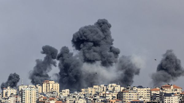 السلطات الإسرائيلية قطعت التيار الكهربائي وخدمات الاتصال بشكل كامل عن غزة