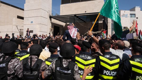 متظاهرون بالقرب من مبنى السفارة الاسرائيلية في عمان