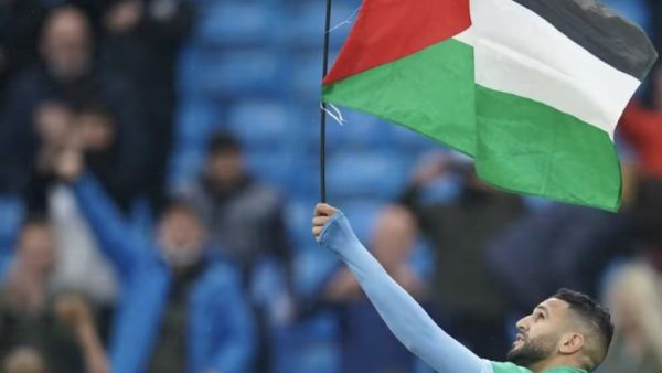 رياض محرز يرفع علم فلسطين 