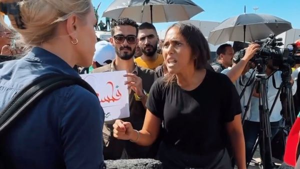 Zein Rahma confronting CNN journalist Clarissa Ward at the Rafah Border. (Joe Hattab)