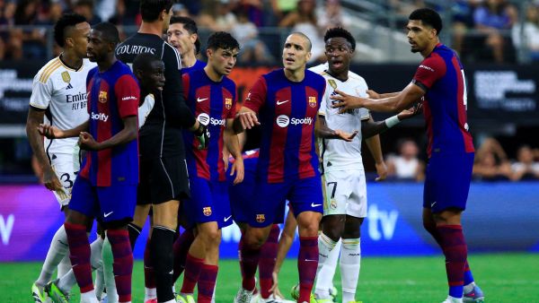 برشلونة يستضيف ريال مدريد في لقاء الكلاسيكو (Photo by Aric Becker / AFP)