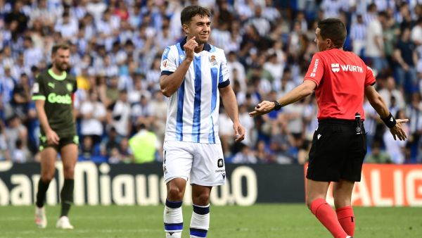 Real Sociedad's Spanish midfielder #04 Martin Zubimendi talks with Spanish referee Hernanadez Maeso during the Spanish Liga football match between Real Sociedad and Girona FC at the Reale Arena stadium in San Sebastian on August 12, 2023. (Photo by ANDER GILLENEA / AFP)