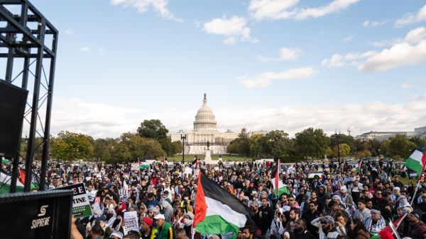 مظاهرات امام البيت الابيض احتجاجا على مشاركة بايدن في ابادة الفلسطينيين