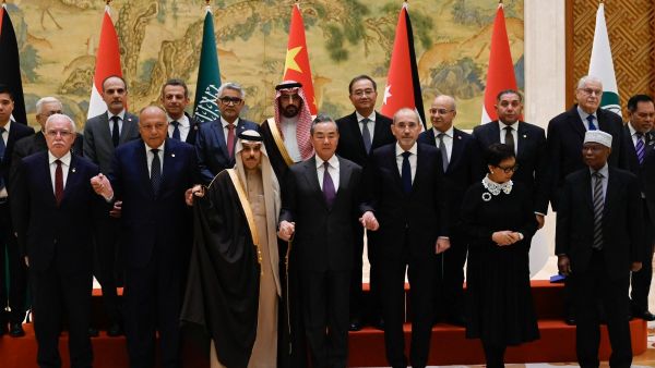 قال كبير الدبلوماسيين في الصين إن بلاده تؤيد بشكل كامل الدعوة إلى حل الدولتين 