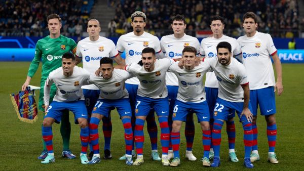 فريق برشلونة (Photo by Axel Heimken / AFP)