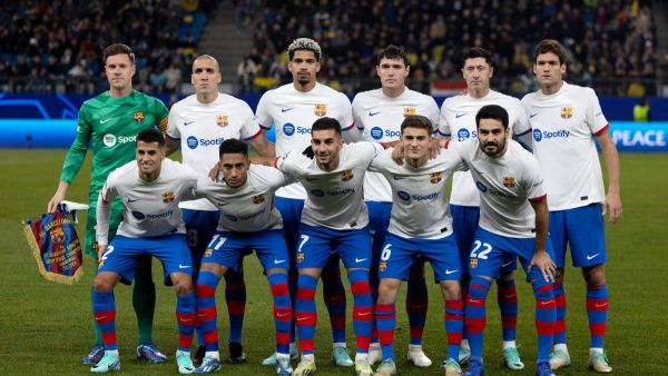 فريق برشلونة وآراوخو (الثالث من الجهة اليسرى في الصف العلوي) (Photo by Axel Heimken / AFP)