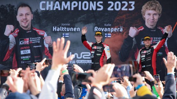 فريق "تويوتا جازو ريسينج" يعتلي منصة التتويج في رالي أوروبا الوسطى