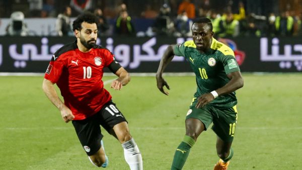 صورة أرشيفية لماني وصلاح خلال مواجهة منتخبي مصر والسنغال في مارس من عام 2022 (Photo by Khaled DESOUKI / AFP)