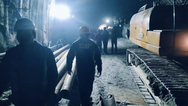 السلطات الهندية تسابق الزمن لإنقاذ عشرات العمال المحتجزين داخل نفق 