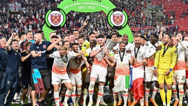 ويست هام فاز بلقب دوري المؤتمر الأوروبي الموسم الماضي (Photo by Joe Klamar / AFP)