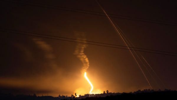 اكثر من 26 شهيدا بضربة جوية اسرائيلية استهدفت مبان سكنية في خانيونس