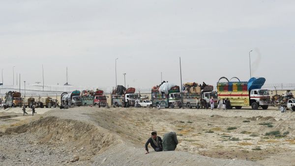 لاجئون أفغان يصلون إلى معبر شامان على الحدود الباكستانية الأفغانية بعد قرار السلطات الباكستانية بترحيل اللاجئين غير النظاميين. 7 تشرين الثاني، 2023. وكالة الصحافة الفرنسية. اللاجئون الأفغان يغادرون باكستان مع انتهاء مهلة الحكومة