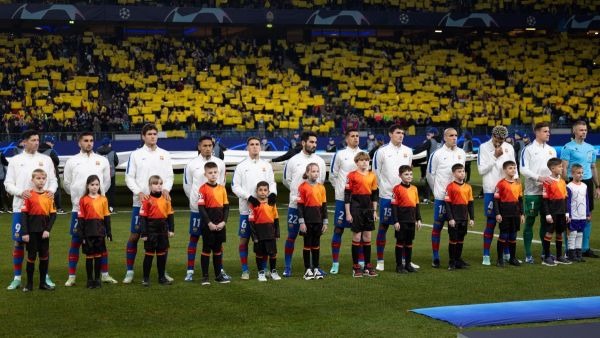 فريق برشلونة (Photo by Axel Heimken / AFP)