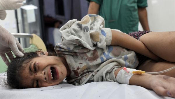 إسرائيل تقصف مبنى الجراحة بمجمع الشفاء الطبي في غزة