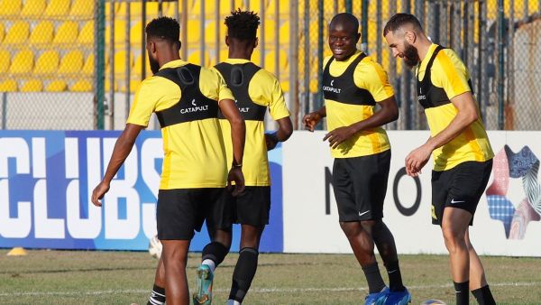 Ittihad's French forward Karim Benzema (R) and French midfielder N'Golo Kante (2nd-R) attend a training session on the eve of the AFC Champions League match between Iraq's Al-Quwa Al-Jawiya and Saudi's Al-Ittihad at the Franso Hariri Stadium in Arbil, the capital of Iraq's northern autonomous Kurdish region, on November 5, 2023. (Photo by Safin HAMID / AFP)