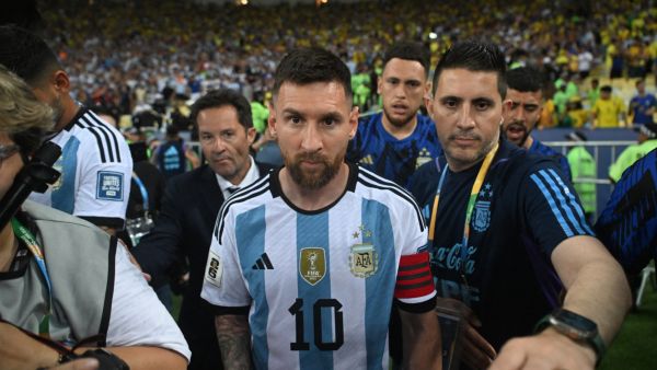ليونيل ميسي خلال المباراة (Photo by CARL DE SOUZA / AFP)