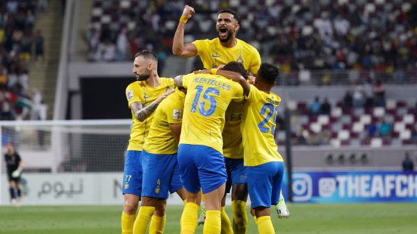 النصر مطالب بتحقيق الفوز لتقليص الفارق مع الهلال صاحب الصدارة Nassr's players celebrate a goal during the AFC Champions League Group E football match between Qatar's al-Duhail and Saudi’s al-Nassr at the Khalifa International Stadium in Doha on November 7, 2023. (Photo by Karim JAAFAR / AFP)
