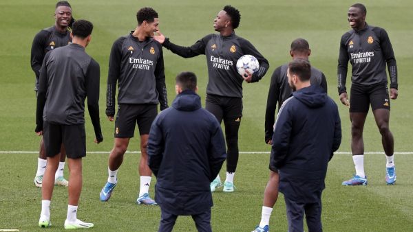 Real Madrid's Brazilian forward #07 Vinicius Junior (C), Real Madrid's English midfielder #5 Jude Bellingham (C,L) and teammates attend a training session at Valdebebas Sport City in Madrid on November 7, 2023 on the eve of the UEFA Champions League group C football match between Real Madrid CF and SC Braga. (Photo by Thomas COEX / AFP)