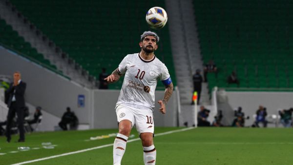 إيفر بانيغا (Photo by KARIM JAAFAR / AFP)