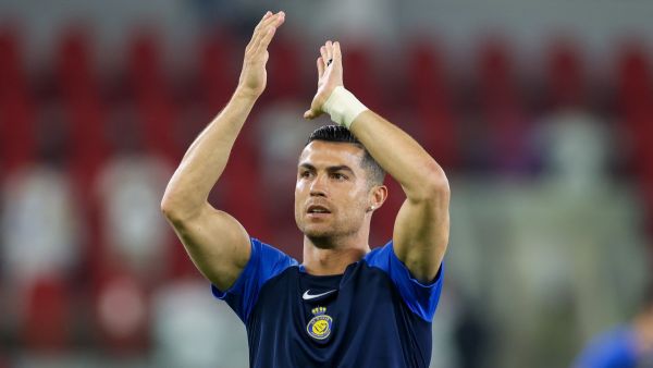 رونالدو يقود النصر لانتصار جديد (Photo by AFP)
