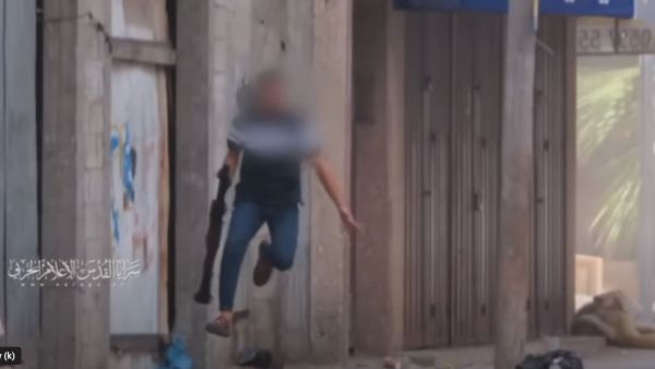 ردة فعل أحد مقاتلي سرايا القدس عقب استهدافه آلية إسرائيلية متوغلة في قطاع غزة