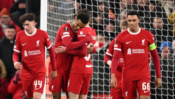 ليفربول يتطلع لاقتناص صدارة الدوري الإنجليزي (Photo by Oli SCARFF / AFP)