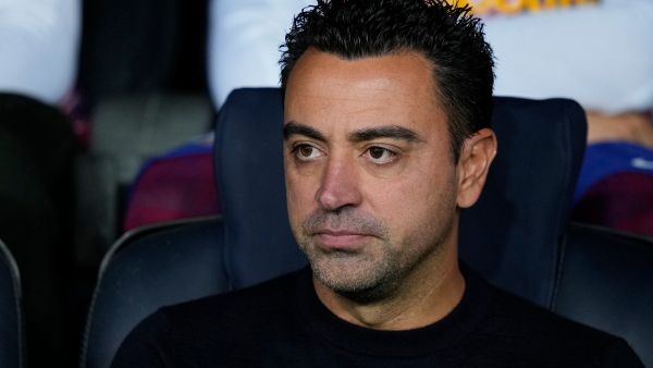 توتر كبير في العلاقة بين تشافي وديكو يزيد من متاعب برشلونة