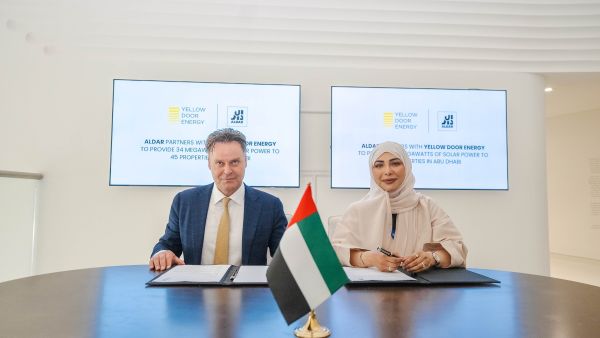 أعلنت شركة الدار العقارية ("الدار") اليوم إبرام شراكة مع "يلو دوور إنرجي"، الشركة الرائدة المتخصصة في حلول الطاقة المستدامة، لإنتاج الطاقة الشمسية عبر 45 أصلاً عقارياً تابعاً لشركة الدار في  الإمارات العربية المتحدة ، وذلك تماشياً مع مستهدفات المبادرة الاستراتيجية لتحقيق الحياد المناخي بحلول 2050 واستراتيجية أبوظبي لإدارة جانب الطلب وترشيد استخدام الطاقة 2030.  تم توقيع هذه الشراكة بين "الدار" و"يلو دوور إنرجي" على هامش فعاليات مؤتمر الأطراف "كوب 28"، بحضور كل من سلوى المفلحي، مديرة إدارة الاستدامة والمسؤول