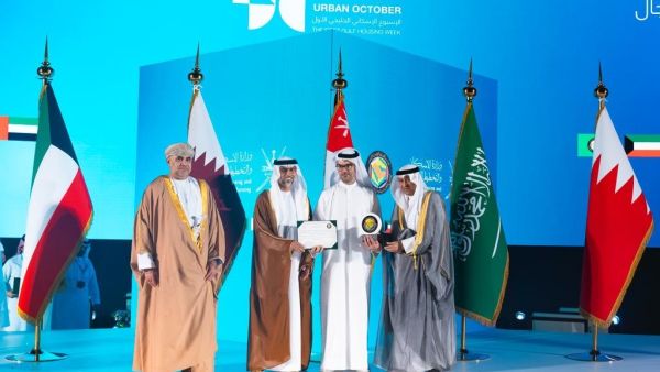 "الإمارات الإسلامي" يفوز بجائزة الابتكار بمجال التمويل السكني خلال "الأسبوع الإسكاني الخليجي الأول" في سلطنة عُمان "الإمارات الإسلامي" يفوز بجائزة الابتكار بمجال التمويل السكني خلال "الأسبوع الإسكاني الخليجي الأول" في سلطنة عُمان