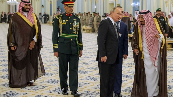 A handout picture provided by the Saudi Royal Palace shows Saudi Crown Prince Mohammed bin Salman (L), Saudi Brigadier General Yussef Saleh al-Salim (2nd L), Russian President Vladimir Putin and Saudi King Salman, during a welcome ceremony in Riyadh on October 14, 2019. / AFP