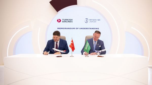 طيران الرياض والخطوط الجوية التركية يوقعان مذكرة تعاون استراتيجي لتعزيز العمل المشترك وتقديم حزمة مزايا متكاملة لعملائهما طيران الرياض والخطوط الجوية التركية يوقعان مذكرة تعاون استراتيجي لتعزيز العمل المشترك وتقديم حزمة مزايا متكاملة لعملائهما