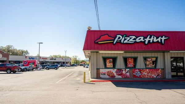 Pizza Hut’s delivery driver layoffs sparked outrage over minimum wage hike. (Brandon Bell/ AFP)