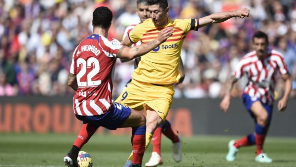 Barcelona's Polish forward Robert Lewandowski (R) vies with Atletico Madrid's Spanish defender Mario Hermoso during the Spanish league football match between FC Barcelona and Club Atletico de Madrid at the Camp Nou stadium in Barcelona on April 23, 2023. (Photo by Josep LAGO / AFP)