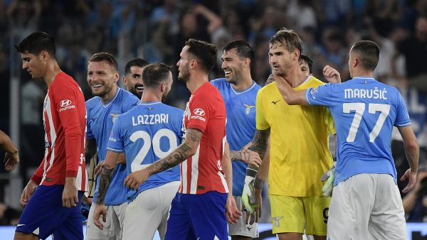 Lazio's Italian goalkeeper #94 Ivan Provedel (2ndR) celebrates with teammates after scoring in the last minute during the UEFA Champions League 1st round group E football match between Lazio and Atletico Madrid at the Olympic stadium in Rome on September 19, 2023. (Photo by Filippo MONTEFORTE / AFP)
