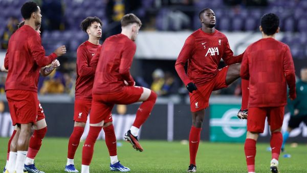 ليفربول يواجه بيرنلي وعينه على النقاط الثلاث (Photo by KENZO TRIBOUILLARD / AFP)