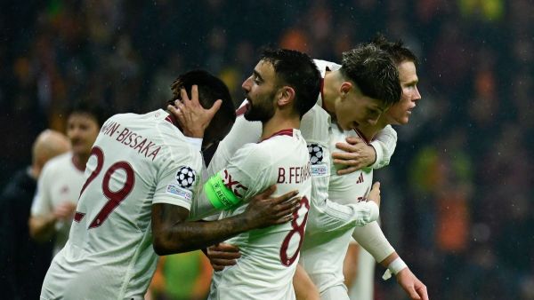 مانشستر يونايتد يواجه تشيلسي في مباراة صعبة على الطرفين (Photo by YASIN AKGUL / AFP)