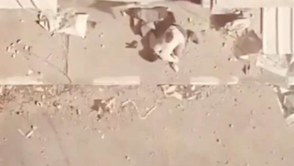 لحظة استشهاد أحد المقاومين في قطاع غزة
