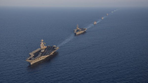 حاملة طائرات وبوارج حربية أمريكية