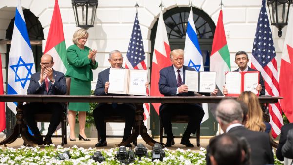 كل من وقع على الاتفاقية من الدول العربية كان يذكر جملة "الموقف الثابت من دعم القضية الفلسطينية" كل من وقع على الاتفاقية من الدول العربية كان يذكر جملة "الموقف الثابت من دعم القضية الفلسطينية"