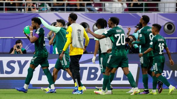 البليهي (يسار) يحتفل بهدفه الثمين (Photo by KARIM JAAFAR / AFP)