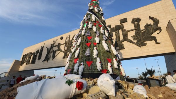 عراقيون يتضتنون مع شهداء غزة في اعياد الميلاد عراقيون يتضتنون مع شهداء غزة في اعياد الميلاد