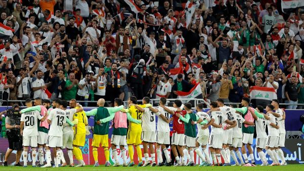 لاعبو العراق يتفاعلون مع الجماهير بعد نهاية المباراة (Photo by KARIM JAAFAR / AFP)