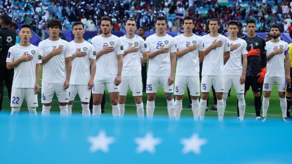منتخب أوزبكستان (Photo by KARIM JAAFAR / AFP)