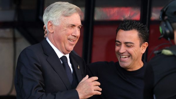 تشافي وأنشيلوتي (Photo by LLUIS GENE / AFP)