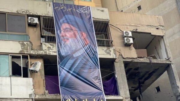 فداءا لنعليك على صورة لنصرالله تغطي مكان استشهاد العاروري  