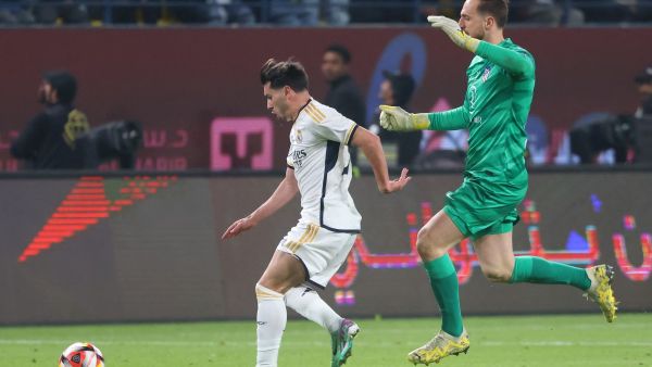 دياز (يسار) يسبق أوبلاك ويسجل هدف ريال مدريد الخامس (Photo by Fayez NURELDINE / AFP)